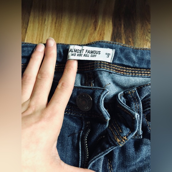 Almost Famous Skinny Jeans size 3 in juniors - Picture 2 of 4